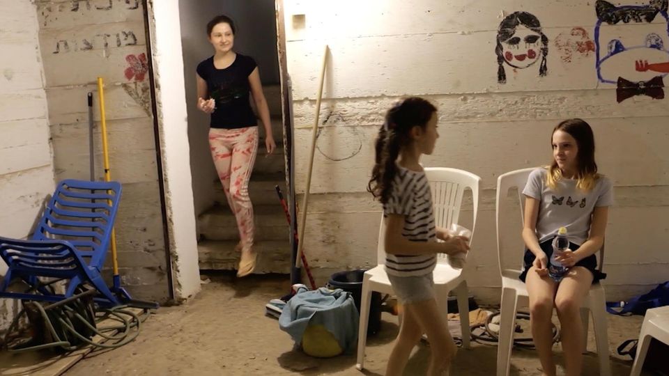 Nahost-Konflikt: Zwischen Kinderzimmer und Bunker: So beherrschen Angst und Unsicherheit den neuen Alltag junger Israelis