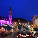 Eisenach - Mehr als ein Weihnachtsmarkt  55 Kilometer, Fahrzeit rund 70 Minuten von Erfurt  Wer keine Karten für die Wartburg ergattert hat, braucht nicht lang zum nächsten urigen Weihnachtsmarkt. Die schöne Stadt Eisenach liegt am Fuße der Wartburg. Auf dem Eisenacher Marktplatz bieten rund 50 lokale Handwerksbetriebe originale Schnitzkunst und Weihnachtsschmuck aus dem Erzgebirge an. Einen Hauch ungarische Adventsstimmung gibt es im "ungarischen Dorf" mit seinen landestypischen Spezialitäten und Kunsthandwerk. Wer zum ersten Mal in Eisenach ist, sollte unbedingt einen Spaziergang durch die Altstadt mit ihren prächtigen Fachwerkhäusern unternehmen. Darunter auch das erste "Tiny House", wie man heute sagen würde, das 250 Jahre alte "Schmale Haus". Zwei Meter breit, acht Meter hoch. Freunde klassischer Musik sollten das (wahrscheinliche) Geburtshaus von Johann Sebastian Bach besuchen. Zu jeder vollen Stunde findet hier ein kleines Bachkonzert auf historischen Instrumenten statt.