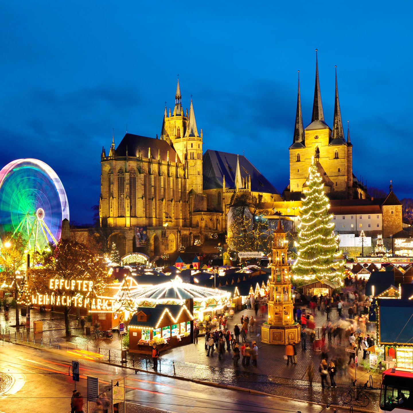 Erfurt – Schönster Startpunkt für Ausflüge ins winterliche Thüringen  Auf der Suche nach der perfekten Stadt für ein verlängertes Adventswochenende? Dann auf ins thüringische Erfurt. Mit ihren ehrwürdigen Patrizierhäusern, den mittelalterlichen Fachwerkbauten und der mächtigen Kathedrale wirkt Erfurt wie für ein Wintermärchen gebaut. Einige Gebäude tragen gar den Titel Unesco-Weltkulturerbe: die alte Synagoge, die Mikwe aus dem 12. Jahrhundert sowie das "Steinerne Haus", ein jüdischer Profanbau. Absolut sehenswert.  Der historische Stadtkern ist von lauten Straßen verschont, schmale Gassen und Fußgängerzonen mit zahlreichen schnuckeligen Läden bestimmen das Bild. Es gibt viel Kunsthandwerk zu entdecken, kleine Manufakturen aller Art, sogar eine Whisky-Destille. Ausgezeichneten Kaffee und leckeren Kuchen findet man rund um den Domplatz, am Fischmarkt und am Wenigemarkt. Erfurt ist eine Stadt zum Flanieren. Und wer nicht gehen möchte, der nimmt die hervorragend ausgebaute Straßenbahn.   Geradezu eine Pflichtdestination ist der Petersberg mit Blick über die weihnachtlich geschmückte Stadt und den Weihnachtsmarkt mit seiner zwölf Meter hohen Weihnachtspyramide und der gewaltigen Tanne. Wem der Ausblick gefällt, kann sich dort auch ein Zimmer im Luxushotel "Das Kehrs" nehmen, eines von vielen erstklassigen Hotels direkt im Stadtzentrum. Urige Apartments bietet das privat geführte "Altstadtrefugium" an der Krämerbrücke. Wer gar ein großes weihnachtliches Familientreffen ausrichten möchte, sollte sich das "tRAUMhaus" anschauen, eine wundervoll sanierte 220 Quadratmeter große Stadtvilla.   Die Unterkünfte und die zentrale Lage machen Erfurt zum idealen Ausgangsort für Erkundungstouren ins Umland, zum Beispiel zu den vielen traditionsreichen Adventsmärkten. Hier ein paar Ausflugtipps mit dem Startpunkt Erfurt.