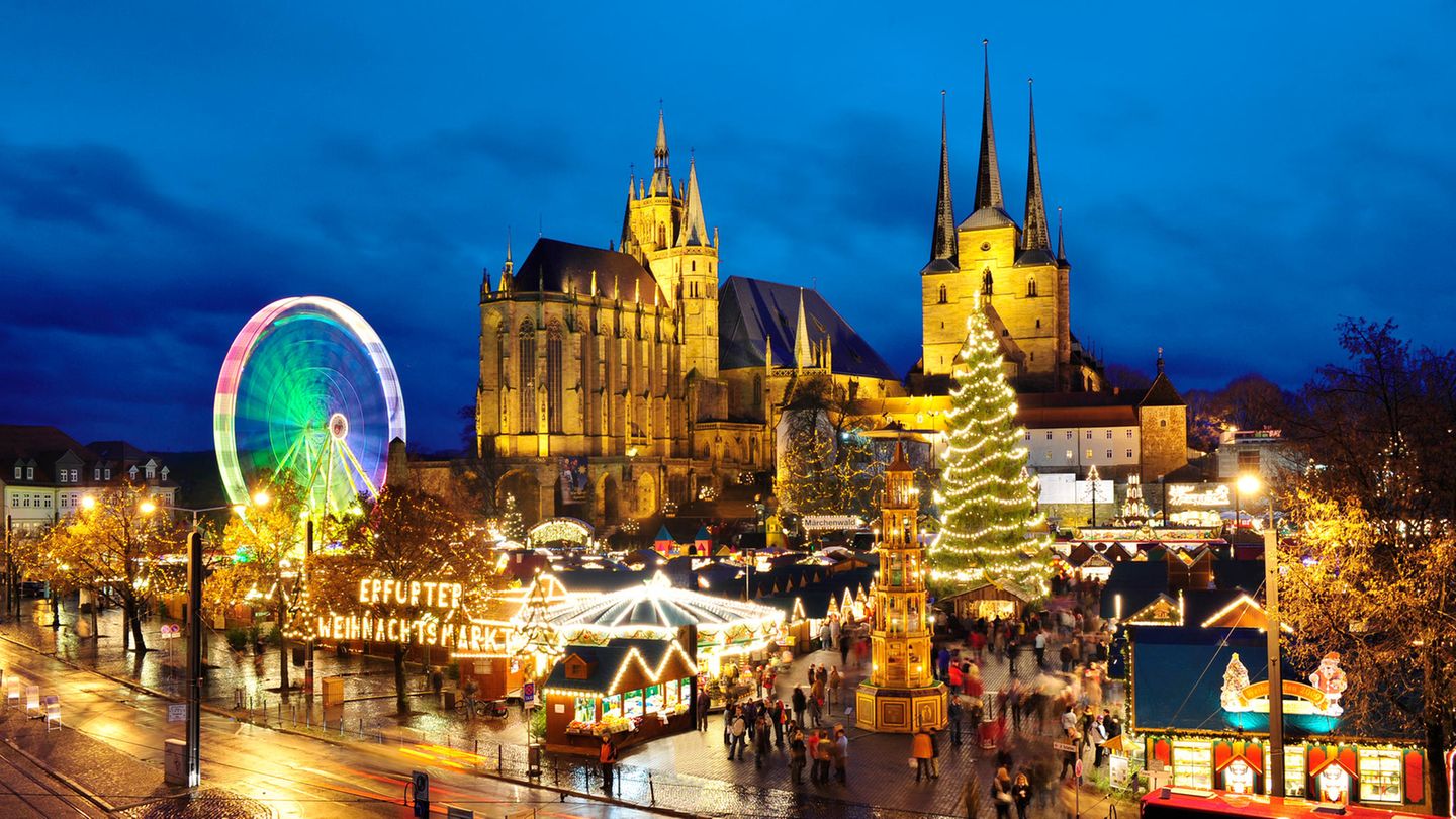 Erfurt – Schönster Startpunkt für Ausflüge ins winterliche Thüringen  Auf der Suche nach der perfekten Stadt für ein verlängertes Adventswochenende? Dann auf ins thüringische Erfurt. Mit ihren ehrwürdigen Patrizierhäusern, den mittelalterlichen Fachwerkbauten und der mächtigen Kathedrale wirkt Erfurt wie für ein Wintermärchen gebaut. Einige Gebäude tragen gar den Titel Unesco-Weltkulturerbe: die alte Synagoge, die Mikwe aus dem 12. Jahrhundert sowie das "Steinerne Haus", ein jüdischer Profanbau. Absolut sehenswert.  Der historische Stadtkern ist von lauten Straßen verschont, schmale Gassen und Fußgängerzonen mit zahlreichen schnuckeligen Läden bestimmen das Bild. Es gibt viel Kunsthandwerk zu entdecken, kleine Manufakturen aller Art, sogar eine Whisky-Destille. Ausgezeichneten Kaffee und leckeren Kuchen findet man rund um den Domplatz, am Fischmarkt und am Wenigemarkt. Erfurt ist eine Stadt zum Flanieren. Und wer nicht gehen möchte, der nimmt die hervorragend ausgebaute Straßenbahn.   Geradezu eine Pflichtdestination ist der Petersberg mit Blick über die weihnachtlich geschmückte Stadt und den Weihnachtsmarkt mit seiner zwölf Meter hohen Weihnachtspyramide und der gewaltigen Tanne. Wem der Ausblick gefällt, kann sich dort auch ein Zimmer im Luxushotel "Das Kehrs" nehmen, eines von vielen erstklassigen Hotels direkt im Stadtzentrum. Urige Apartments bietet das privat geführte "Altstadtrefugium" an der Krämerbrücke. Wer gar ein großes weihnachtliches Familientreffen ausrichten möchte, sollte sich das "tRAUMhaus" anschauen, eine wundervoll sanierte 220 Quadratmeter große Stadtvilla.   Die Unterkünfte und die zentrale Lage machen Erfurt zum idealen Ausgangsort für Erkundungstouren ins Umland, zum Beispiel zu den vielen traditionsreichen Adventsmärkten. Hier ein paar Ausflugtipps mit dem Startpunkt Erfurt.