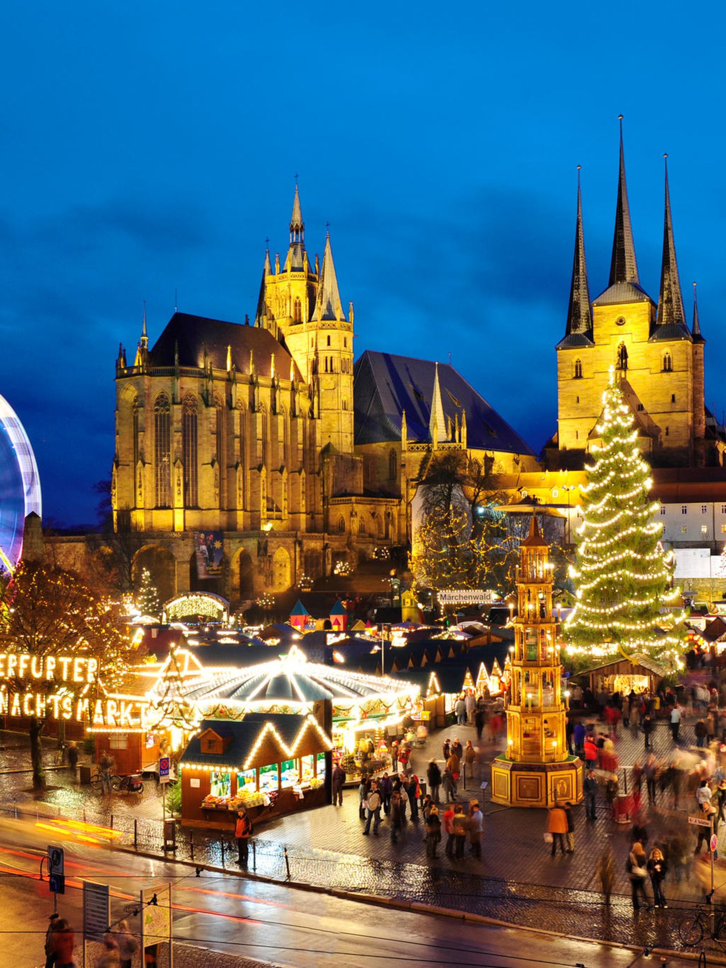 Erfurt – Schönster Startpunkt für Ausflüge ins winterliche Thüringen  Auf der Suche nach der perfekten Stadt für ein verlängertes Adventswochenende? Dann auf ins thüringische Erfurt. Mit ihren ehrwürdigen Patrizierhäusern, den mittelalterlichen Fachwerkbauten und der mächtigen Kathedrale wirkt Erfurt wie für ein Wintermärchen gebaut. Einige Gebäude tragen gar den Titel Unesco-Weltkulturerbe: die alte Synagoge, die Mikwe aus dem 12. Jahrhundert sowie das "Steinerne Haus", ein jüdischer Profanbau. Absolut sehenswert.  Der historische Stadtkern ist von lauten Straßen verschont, schmale Gassen und Fußgängerzonen mit zahlreichen schnuckeligen Läden bestimmen das Bild. Es gibt viel Kunsthandwerk zu entdecken, kleine Manufakturen aller Art, sogar eine Whisky-Destille. Ausgezeichneten Kaffee und leckeren Kuchen findet man rund um den Domplatz, am Fischmarkt und am Wenigemarkt. Erfurt ist eine Stadt zum Flanieren. Und wer nicht gehen möchte, der nimmt die hervorragend ausgebaute Straßenbahn.   Geradezu eine Pflichtdestination ist der Petersberg mit Blick über die weihnachtlich geschmückte Stadt und den Weihnachtsmarkt mit seiner zwölf Meter hohen Weihnachtspyramide und der gewaltigen Tanne. Wem der Ausblick gefällt, kann sich dort auch ein Zimmer im Luxushotel "Das Kehrs" nehmen, eines von vielen erstklassigen Hotels direkt im Stadtzentrum. Urige Apartments bietet das privat geführte "Altstadtrefugium" an der Krämerbrücke. Wer gar ein großes weihnachtliches Familientreffen ausrichten möchte, sollte sich das "tRAUMhaus" anschauen, eine wundervoll sanierte 220 Quadratmeter große Stadtvilla.   Die Unterkünfte und die zentrale Lage machen Erfurt zum idealen Ausgangsort für Erkundungstouren ins Umland, zum Beispiel zu den vielen traditionsreichen Adventsmärkten. Hier ein paar Ausflugtipps mit dem Startpunkt Erfurt.