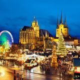 Erfurt – Schönster Startpunkt für Ausflüge ins winterliche Thüringen  Auf der Suche nach der perfekten Stadt für ein verlängertes Adventswochenende? Dann auf ins thüringische Erfurt. Mit ihren ehrwürdigen Patrizierhäusern, den mittelalterlichen Fachwerkbauten und der mächtigen Kathedrale wirkt Erfurt wie für ein Wintermärchen gebaut. Einige Gebäude tragen gar den Titel Unesco-Weltkulturerbe: die alte Synagoge, die Mikwe aus dem 12. Jahrhundert sowie das "Steinerne Haus", ein jüdischer Profanbau. Absolut sehenswert.  Der historische Stadtkern ist von lauten Straßen verschont, schmale Gassen und Fußgängerzonen mit zahlreichen schnuckeligen Läden bestimmen das Bild. Es gibt viel Kunsthandwerk zu entdecken, kleine Manufakturen aller Art, sogar eine Whisky-Destille. Ausgezeichneten Kaffee und leckeren Kuchen findet man rund um den Domplatz, am Fischmarkt und am Wenigemarkt. Erfurt ist eine Stadt zum Flanieren. Und wer nicht gehen möchte, der nimmt die hervorragend ausgebaute Straßenbahn.   Geradezu eine Pflichtdestination ist der Petersberg mit Blick über die weihnachtlich geschmückte Stadt und den Weihnachtsmarkt mit seiner zwölf Meter hohen Weihnachtspyramide und der gewaltigen Tanne. Wem der Ausblick gefällt, kann sich dort auch ein Zimmer im Luxushotel "Das Kehrs" nehmen, eines von vielen erstklassigen Hotels direkt im Stadtzentrum. Urige Apartments bietet das privat geführte "Altstadtrefugium" an der Krämerbrücke. Wer gar ein großes weihnachtliches Familientreffen ausrichten möchte, sollte sich das "tRAUMhaus" anschauen, eine wundervoll sanierte 220 Quadratmeter große Stadtvilla.   Die Unterkünfte und die zentrale Lage machen Erfurt zum idealen Ausgangsort für Erkundungstouren ins Umland, zum Beispiel zu den vielen traditionsreichen Adventsmärkten. Hier ein paar Ausflugtipps mit dem Startpunkt Erfurt.