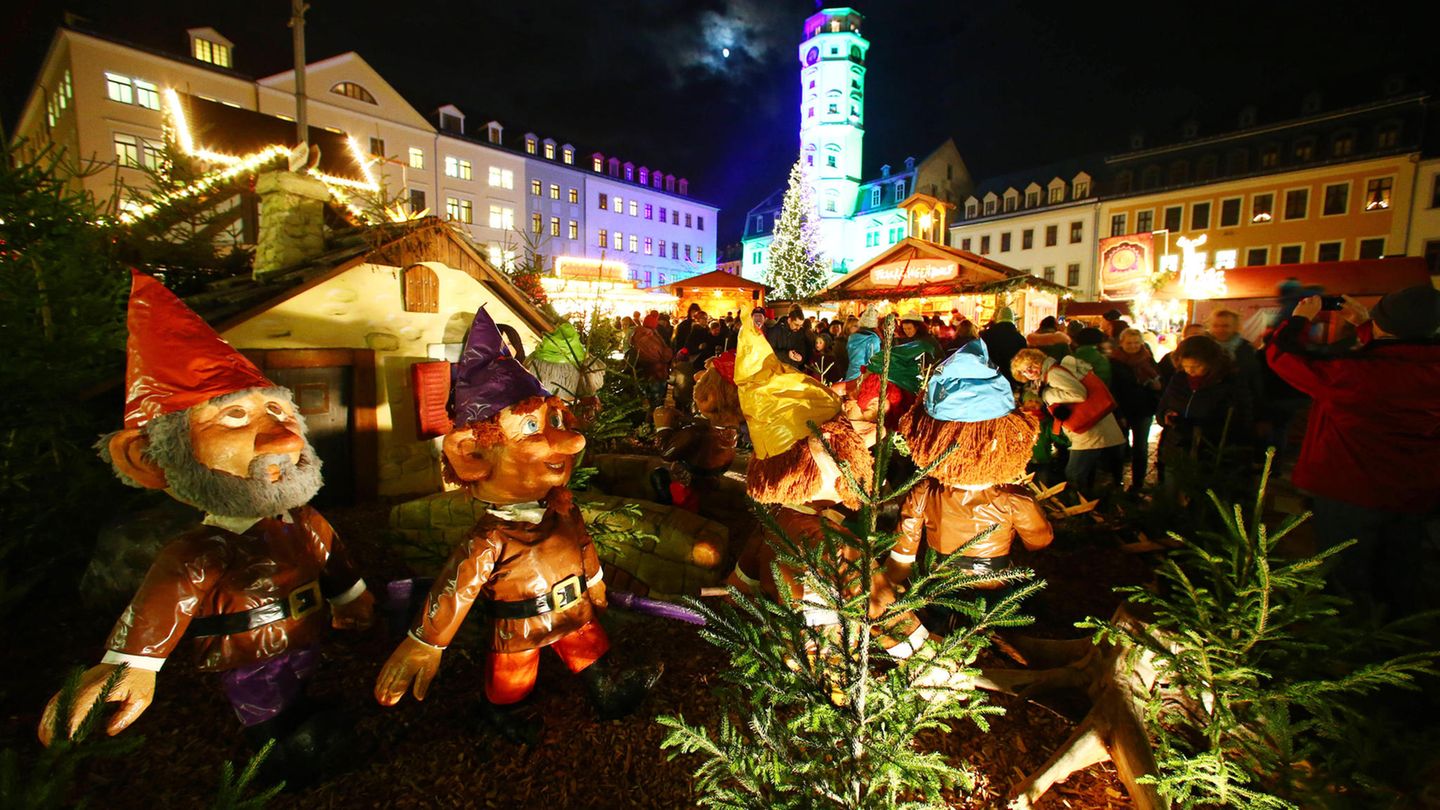 48 Stunden rund um Erfurt: Gera, der märchenhafte Weihnachtsmarkt 84 Kilometer, Fahrtzeit eine gute Stunde von Erfurt Der Weihnachtsmarkt in Gera richtet sich besonders an Familien. Im Mittelpunkt der rund 60 Buden stehen fast 40 handgefertigte lebensgroße Figuren aus 14 Märchen. Seit einem Jahr hat jede Figur einen QR-Code. Wer den scannt, bekommt die entsprechende Märchengeschichte auf sein Smartphone. Der Märchenmarkt beginnt am Stadtmuseum und schlängelt sich durch die weihnachtlich geschmückte Fußgängerzone von der Bachgasse über die Johannisgasse bis zum Marktplatz. Gäste von außerhalb Thüringens sollten die lokalen Spezialitäten nicht verpassen: Im Birkenholzrauch gegarter Mutzbraten, die herzhaften Original Thüringer Rostbratwürste oder knusprige Kartoffelpuffer. Der Märchenmarkt 2023 findet vom 30. 11. bis 23. 12. 2023 statt. Gera, der märchenhafte Weihnachtsmarkt 84 Kilometer, Fahrtzeit eine gute Stunde von Erfurt Der Weihnachtsmarkt in Gera richtet sich besonders an Familien. Im Mittelpunkt der rund 60 Buden stehen fast 40 handgefertigte lebensgroße Figuren aus 14 Märchen. Seit einem Jahr hat jede Figur einen QR-Code. Wer den scannt, bekommt die entsprechende Märchengeschichte auf sein Smartphone. Der Märchenmarkt beginnt am Stadtmuseum und schlängelt sich durch die weihnachtlich geschmückte Fußgängerzone von der Bachgasse über die Johannisgasse bis zum Marktplatz. Gäste von außerhalb Thüringens sollten die lokalen Spezialitäten nicht verpassen: Im Birkenholzrauch gegarter Mutzbraten, die herzhaften Original Thüringer Rostbratwürste oder knusprige Kartoffelpuffer. Der Märchenmarkt 2023 findet vom 30. 11. bis 23. 12. 2023 statt.
