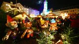 Gera, der märchenhafte Weihnachtsmarkt  84 Kilometer, Fahrtzeit eine gute Stunde von Erfurt  Der Weihnachtsmarkt in Gera richtet sich besonders an Familien. Im Mittelpunkt der rund 60 Buden stehen fast 40 handgefertigte lebensgroße Figuren aus 14 Märchen. Seit einem Jahr hat jede Figur einen QR-Code. Wer den scannt, bekommt die entsprechende Märchengeschichte auf sein Smartphone. Der Märchenmarkt beginnt am Stadtmuseum und schlängelt sich durch die weihnachtlich geschmückte Fußgängerzone von der Bachgasse über die Johannisgasse bis zum Marktplatz. Gäste von außerhalb Thüringens sollten die lokalen Spezialitäten nicht verpassen: Im Birkenholzrauch gegarter Mutzbraten, die herzhaften Original Thüringer Rostbratwürste oder knusprige Kartoffelpuffer. Der Märchenmarkt 2023 findet vom 30. 11. bis 23. 12. 2023 statt.