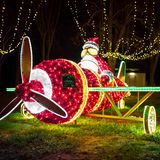 Glitzerwelt am Stausee Hohenfelden  20 Kilometer, Fahrtzeit eine knappe halbe Stunde von Erfurt  Einen außergewöhnlichen Weihnachtsmarkt richtet die Thüringer Glitzerwelt in der Nähe von Erfurt aus. Gemütliche Beleuchtung spielt bei allen Weihnachtsmärkten eine große Rolle, in der Glitzerwelt jedoch ist das Spiel mit dem Licht die eigentliche Attraktion. Die Besucher gehen durch Dutzende aufwändige Lichtinstallationen, gebaut aus Draht, zehntausenden Leuchtdioden und audiovisuellen Effekten. Von leuchtenden Schwänen auf dem Wasser, Alleen aus Licht bis zum meterhohen Märchenschloss. Dazwischen viele Buden mit Kunsthandwerk, Christbaumschmuck und kleinen Leuchtkunstwerken. Essen und Trinken gibt es natürlich auch. Und weihnachtliche Live-Konzerte. Tickets gibt es auch online