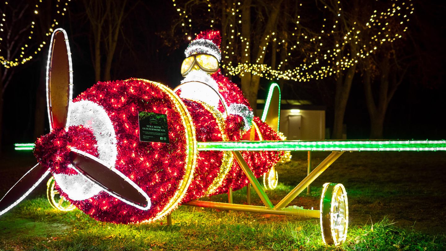 Glitzerwelt am Stausee Hohenfelden  20 Kilometer, Fahrtzeit eine knappe halbe Stunde von Erfurt  Einen außergewöhnlichen Weihnachtsmarkt richtet die Thüringer Glitzerwelt in der Nähe von Erfurt aus. Gemütliche Beleuchtung spielt bei allen Weihnachtsmärkten eine große Rolle, in der Glitzerwelt jedoch ist das Spiel mit dem Licht die eigentliche Attraktion. Die Besucher gehen durch Dutzende aufwändige Lichtinstallationen, gebaut aus Draht, zehntausenden Leuchtdioden und audiovisuellen Effekten. Von leuchtenden Schwänen auf dem Wasser, Alleen aus Licht bis zum meterhohen Märchenschloss. Dazwischen viele Buden mit Kunsthandwerk, Christbaumschmuck und kleinen Leuchtkunstwerken. Essen und Trinken gibt es natürlich auch. Und weihnachtliche Live-Konzerte. Tickets gibt es auch online