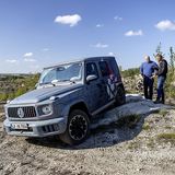 Fahrdynamiker Ralf Haug (rechts) erklärt die Details des 
Mercedes-AMG G 63