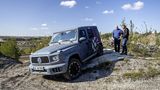 Fahrdynamiker Ralf Haug (rechts) erklärt die Details des 
Mercedes-AMG G 63