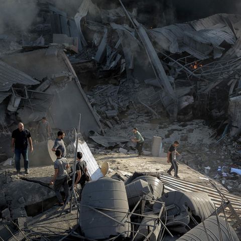 Palästinenser suchen nach einem Angriff der israelischen Luftwaffe auf Gaza-Stadt nach Überlebenden