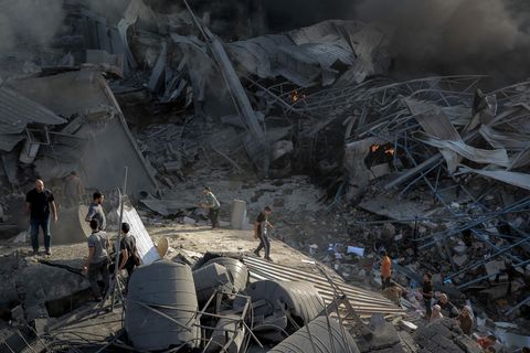 Palästinenser suchen nach einem Angriff der israelischen Luftwaffe auf Gaza-Stadt nach Überlebenden