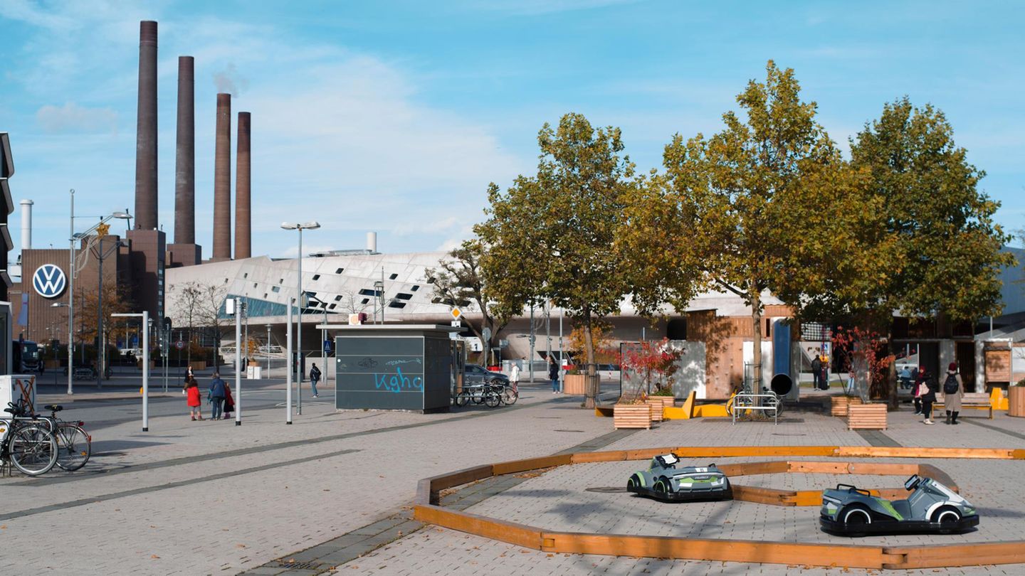 Volkswagen-Fabrik, Bahnhofsvorplatz Wolfsburg Volkswagen-Fabrik, Bahnhofsvorplatz Wolfsburg