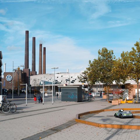 Volkswagen-Fabrik, Bahnhofsvorplatz Wolfsburg