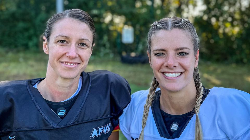 The 9th NFL game day: Anja fahrer (left) plays as a wide receiver for the Erlangen Rebels and the German national team (tackle and flag). With the national team she won the bronze medal at the European Championships in 2015 and the European Championship silver medal in flag football in 2017. The sports and Latin teacher previously played football for 25 years, including for SV 67 Weinberg in the second women Anja fahrer (left) plays as a wide receiver for the Erlangen Rebels and the German national team (tackle and flag). With the national team she won the bronze medal at the European Championships in 2015 and the European Championship silver medal in flag football in 2017. The sports and Latin teacher previously played football for 25 years, including for SV 67 Weinberg in the second women