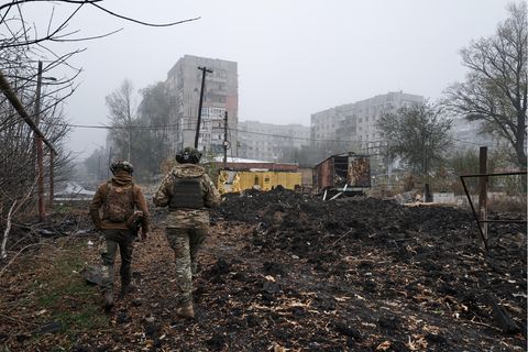 Ukrainische Soldaten in der Stadt.