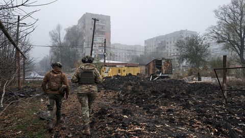 Ukrainische Soldaten in der Stadt.