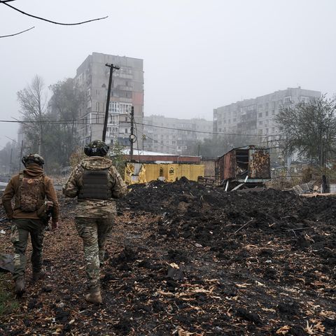 Krieg in der Ukraine: Ukrainische Soldaten in der Stadt. Ukrainische Soldaten in der Stadt.