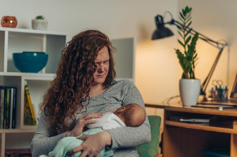 Eine Frau stillt ihr Baby