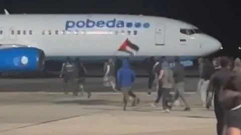 Junge Männer stürmen auf dem Flughafen von Machatschkala in Dagestan auf ein aus Israel gelandetes Flugzeug zu  – das Bild stammt aus einem Video, das auf einem Telegram-Kanal gepostet wurde