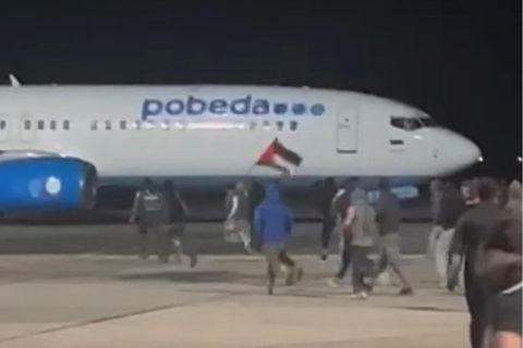 Junge Männer stürmen auf dem Flughafen von Machatschkala in Dagestan auf ein aus Israel gelandetes Flugzeug zu  – das Bild stammt aus einem Video, das auf einem Telegram-Kanal gepostet wurde