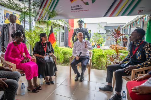 Bundeskanzler Olaf Scholz (SPD) besucht das Deutsch-Nigerianische Zentrum für Jobs, Migration und Reintegration in Lagos