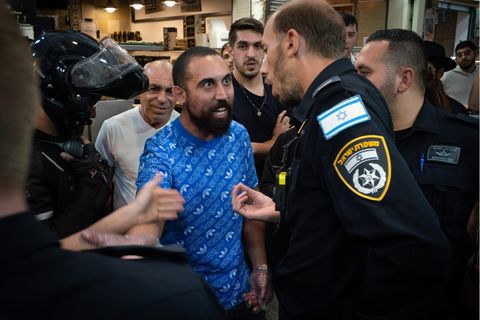 Streit auf dem Yehuda-Markt in Jerusalem: Ein Verkäufer wird nach einem Tumult von der Polizei vom Markt eskortiert