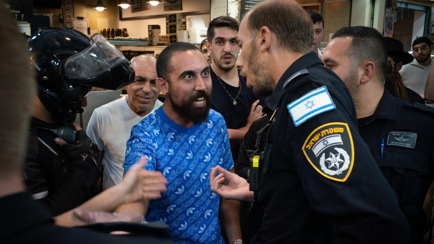 Streit auf dem Yehuda-Markt in Jerusalem: Ein Verkäufer wird nach einem Tumult von der Polizei vom Markt eskortiert