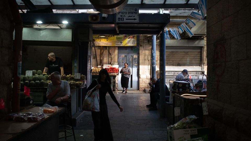 Arab and Jewish Israelis: Many stalls at the Yeduha market in Jerusalem are closed - for fear of violence Many stalls at the Yeduha market in Jerusalem are closed for fear of violence