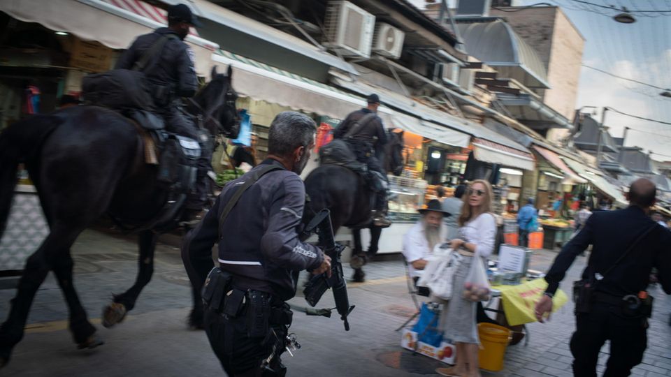 Tumult auf dem Yehuda-Markt in Jerusalem: Berittene Polizisten verfolgen einen Mann, der für Aufruhr gesorgt hat