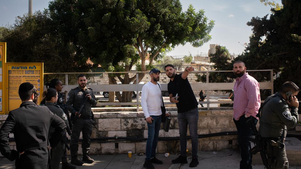 Arab and Jewish Israelis: The operator of a gas station in Jerusalem describes to passers-by and police how a Palestinian stormed in with a knife and was shot by soldiers. The perpetrator had previously seriously injured an Israeli soldier with a knife. The operator of a gas station in Jerusalem describes to passers-by and police how a Palestinian stormed in with a knife and was shot by soldiers. The perpetrator had previously seriously injured an Israeli soldier with a knife.
