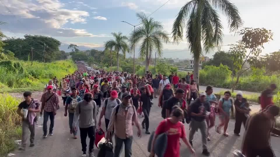Video: Migrantenkarawane will Tausende Kilometer durch Mexiko in die USA laufen Video: Migrantenkarawane will Tausende Kilometer durch Mexiko in die USA laufen