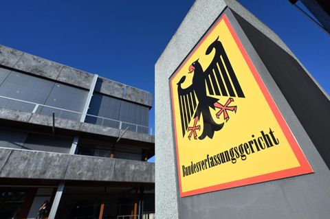 Ein Hinweisschild mit Bundesadler und dem Schriftzug Bundesverfassungsgericht, aufgenommen vor dem Gericht