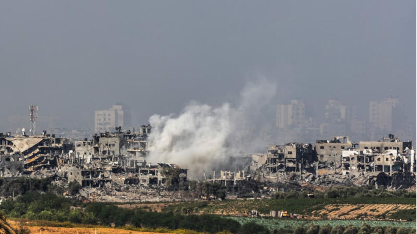 Israel News: 300 targets hit in air strikes in Gaza Strip