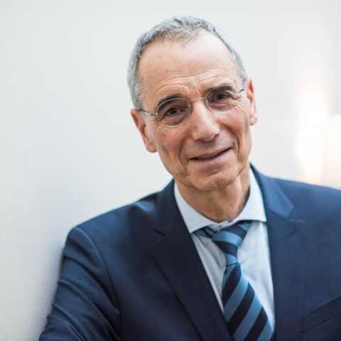 Professor Michael Wolffsohn, ein Mann mit Brille und im Anzug mit Krawatte