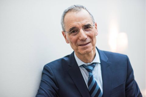 Professor Michael Wolffsohn, ein Mann mit Brille und im Anzug mit Krawatte