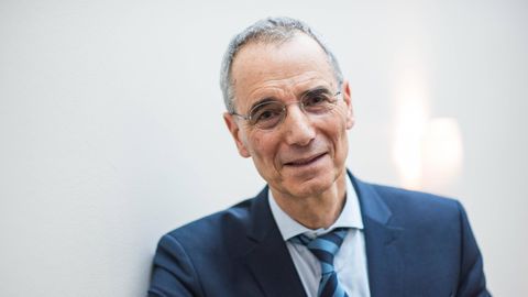 Professor Michael Wolffsohn, ein Mann mit Brille und im Anzug mit Krawatte