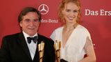 Die Rolle bescherte Wepper endlich die verdiente Anerkennung. 2007 bekam er den Bayerischen Filmpreis als "Bester Hauptdarsteller" verliehen, ein Jahr später folgte der Deutsche Filmpreis in der gleichen Kategorie. Elmar Wepper freut sich mit der Schauspielerin Nina Hoss, die für ihre Rolle in Christian Petzolds "Yella" ausgezeichnet wurde.
