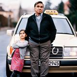 Nach "Kirschblüten – Hanami" war dies der zweite Film, der Weppers Renommee im Spätwerk begründete: In "Dreiviertelmond" verkörperte der den unfreundlichen Taxifahrer Hartmut Mackowiak, der sich zunächst widerwillig um ein türkisches Mädchen kümmert, über die Kleine aber seine Menschlichkeit wiederfindet.