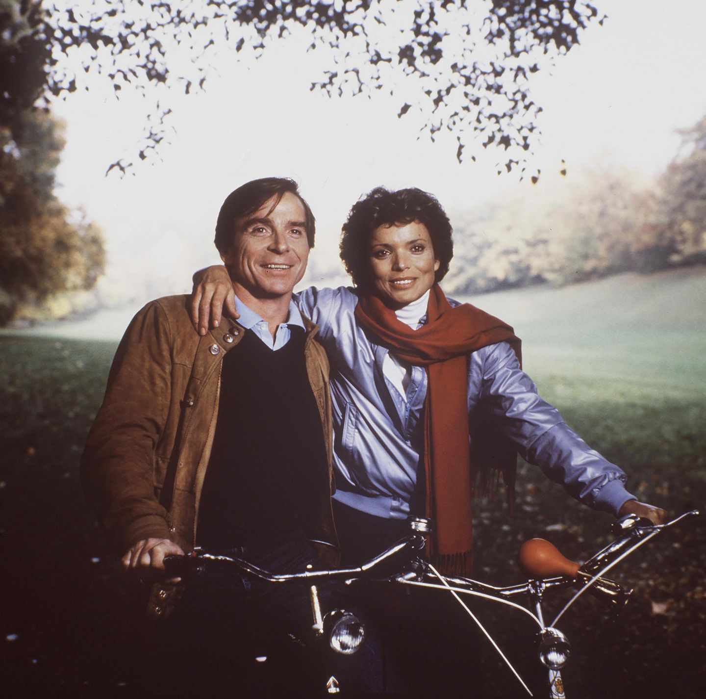 Mit der Serie "Unsere schönsten Jahre" spielten sich Elmar Wepper und Uschi Glas ab 1983 in die Herzen der TV-Zuschauer. In zwei Staffeln wird hier die Liebesgeschichte eines Schreiners und einer Verkäuferin erzählt - Wepper und Glas galten seither als das Traumpaar des deutschen Fernsehens.