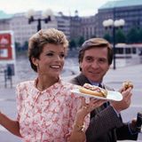 So war es wenig verwunderlich, dass die beiden zwischen 1989 und 1993 erneut zusammen vor der Kamera zu sehen waren. In der Serie "Zwei Münchner in Hamburg" spielen Glas und Wepper zwei Banker, die in den hohen Norden versetzt werden und dort nach anfänglicher Abneigung ihr Herz füreinander entdecken. 