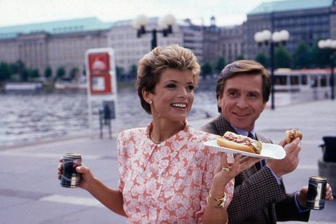 So war es wenig verwunderlich, dass die beiden zwischen 1989 und 1993 erneut zusammen vor der Kamera zu sehen waren. In der Serie "Zwei Münchner in Hamburg" spielen Glas und Wepper zwei Banker, die in den hohen Norden versetzt werden und dort nach anfänglicher Abneigung ihr Herz füreinander entdecken. 