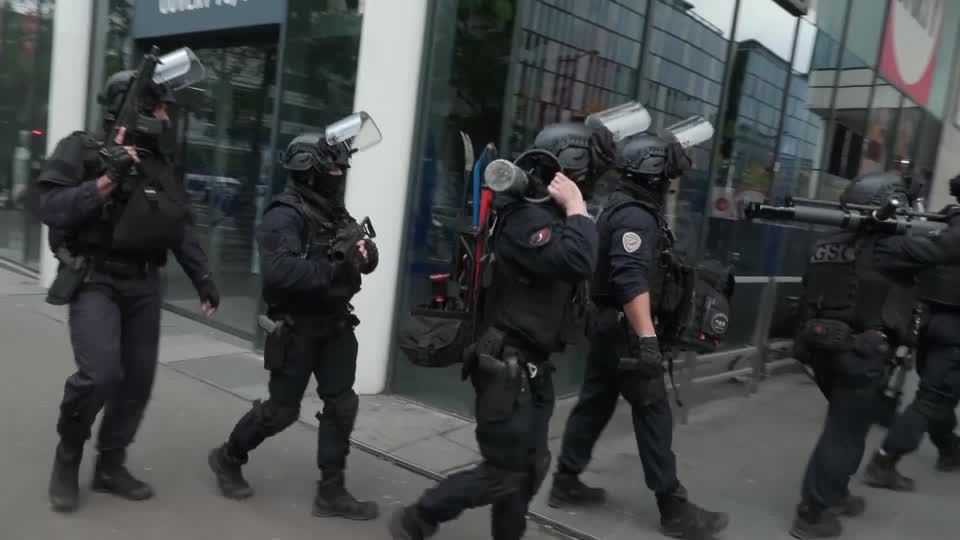 Video: Pariser Polizisten schießen auf verschleierte Frau Video: Pariser Polizisten schießen auf verschleierte Frau
