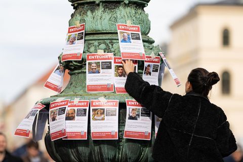 Die Plakate werden in vielen Städten (hier in München) an öffentlichen Orten aufgehängt. Die Berliner Polizei hat sie nun von einer Litfaßsäule entfernt.