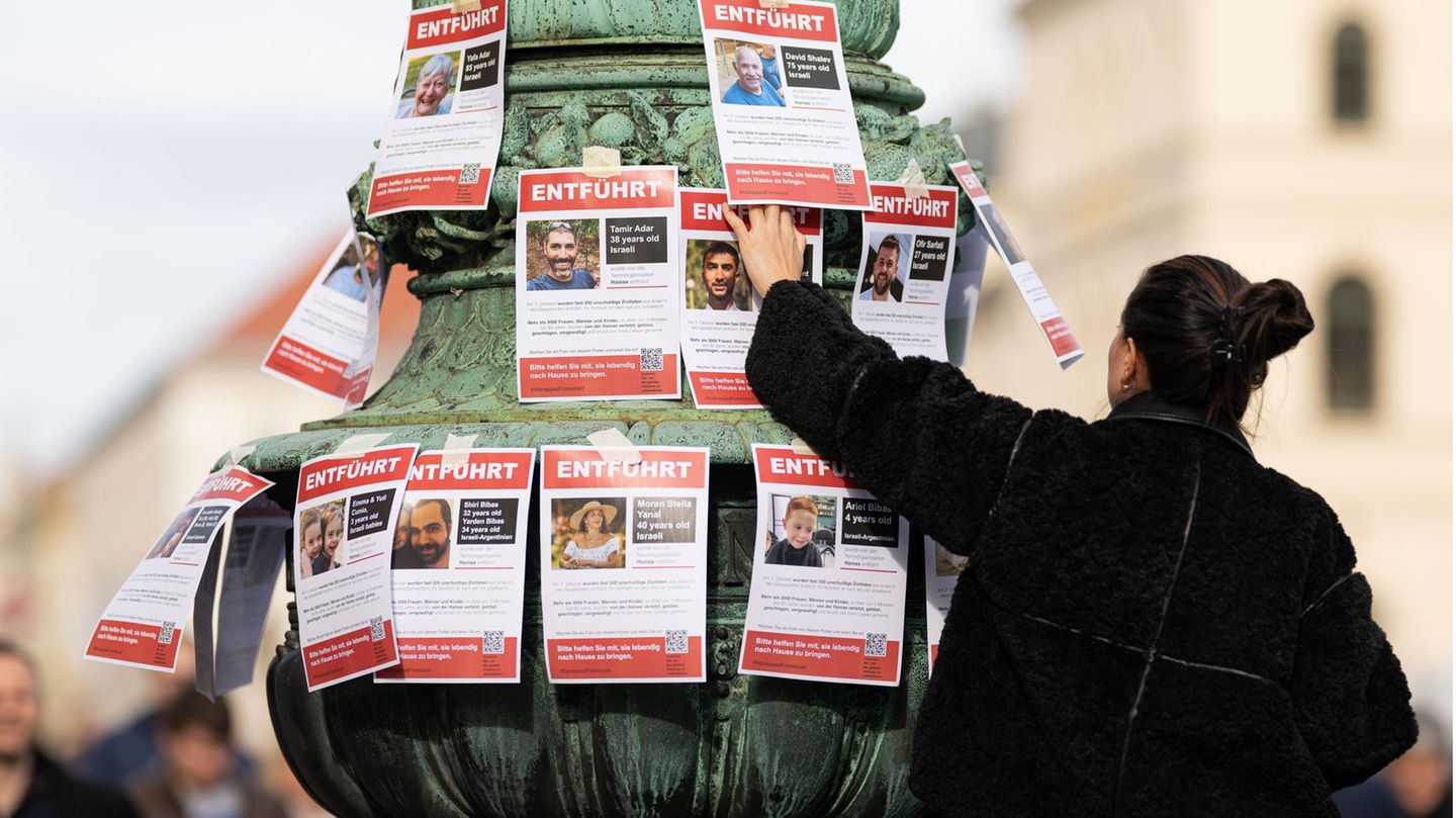 Die Plakate werden in vielen Städten (hier in München) an öffentlichen Orten aufgehängt. Die Berliner Polizei hat sie nun von einer Litfaßsäule entfernt.