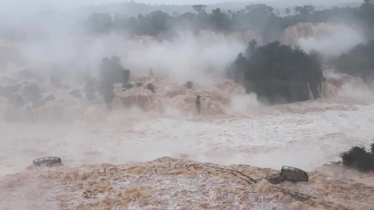 Video: Iguazú-Wasserfälle quellen über