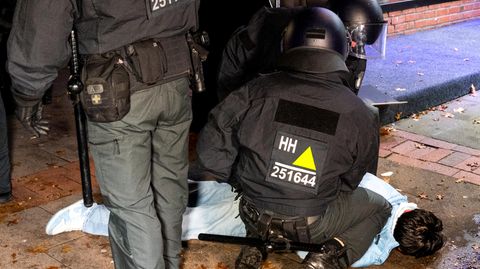 Hamburg an Halloween: Eine Person liegt von der Polizei fixiert auf dem Boden