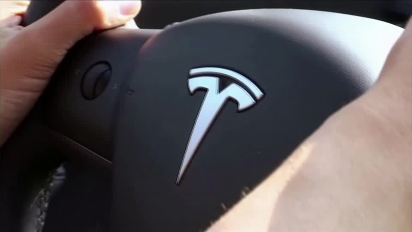 Video: Tesla gewinnt ersten US-Prozess um tödlichen Autopilot-Unfall