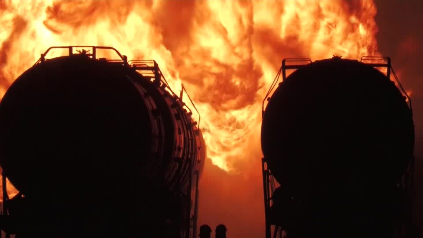 Video: Treibstoff-Zug brennt nach Beschuss in Donezk