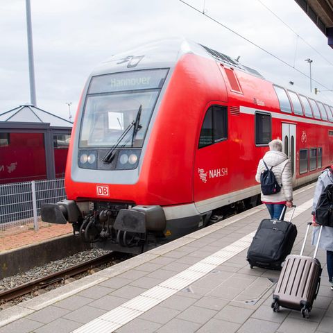 Das Deutschlandticket hat einige Menschen vom Autofahrer zum Bahnfahrer gemacht. 