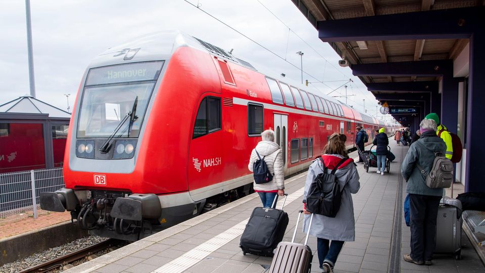 Das Deutschlandticket hat einige Menschen vom Autofahrer zum Bahnfahrer gemacht. 