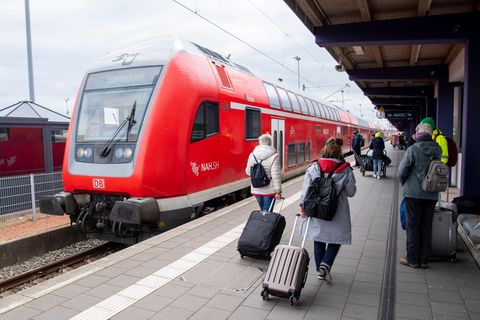 Das Deutschlandticket hat einige Menschen vom Autofahrer zum Bahnfahrer gemacht. 
